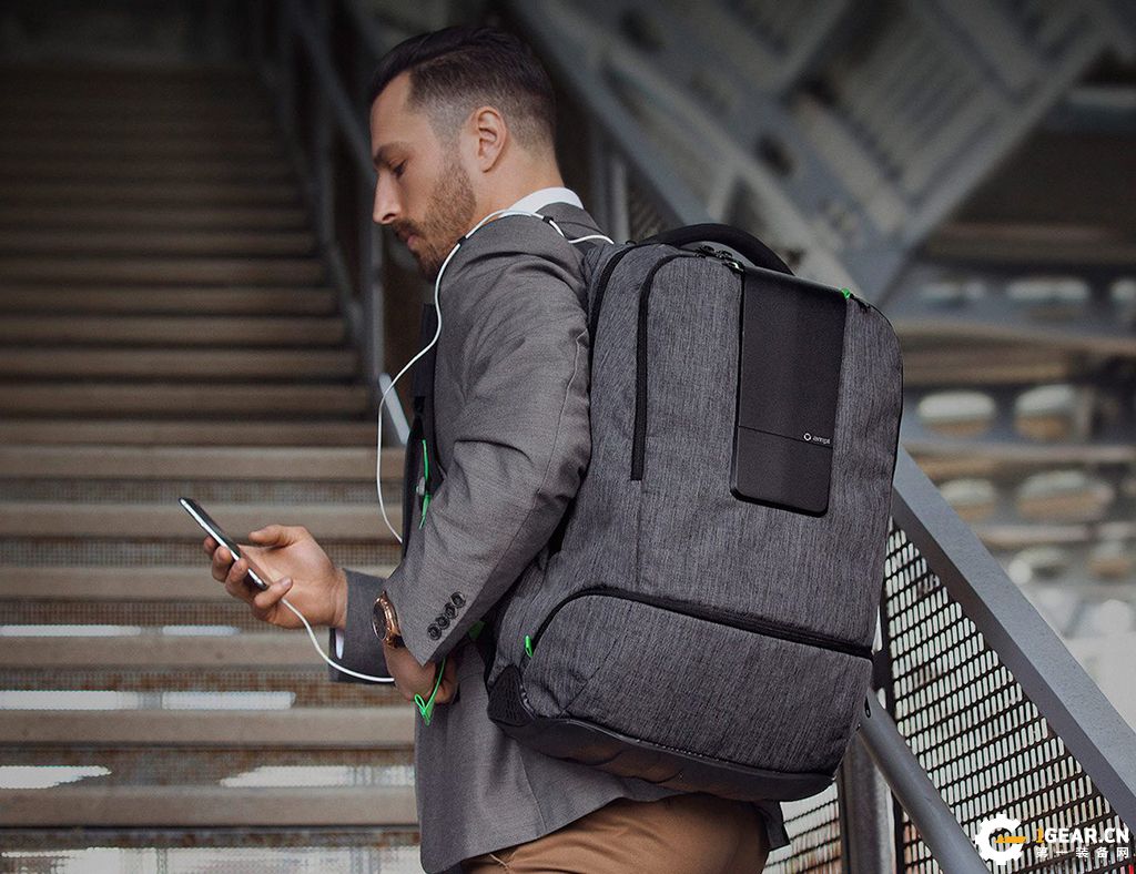 SmartBackpack现代智能背包：你的新的便携式充电站