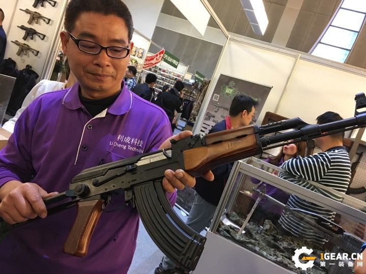 经典户外装备再临 LCT AK47 2017年版电动空气软枪