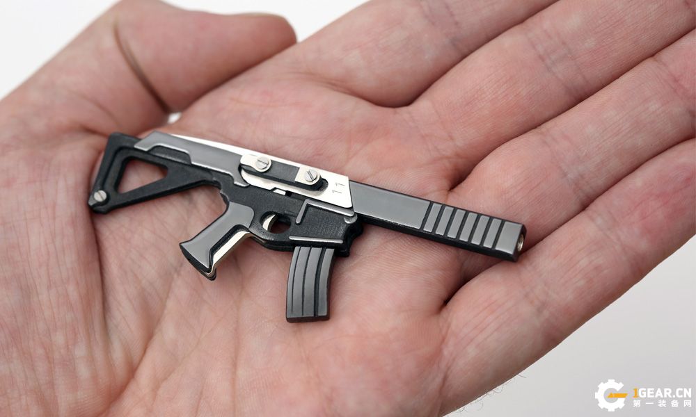这个看着像枪的家伙  其实是世界上最小的多功能工具刀