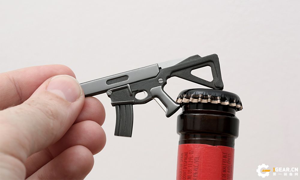 这个看着像枪的家伙  其实是世界上最小的多功能工具刀